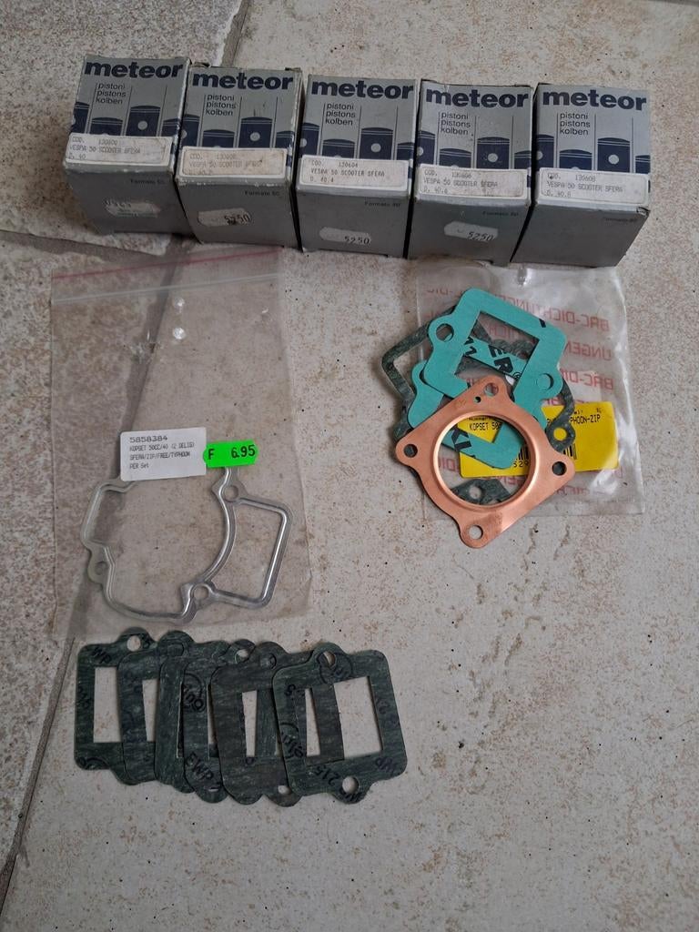 NOS Meteor zuigers en pakkingsets voor scooters, Fietsen en Brommers, Ophalen of Verzenden, Nieuw, Cilinder, Piaggio