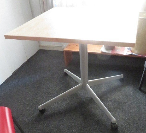 Verrijdbare tafel, (Steelcase), 80x80x75(h)cm, 50 tot 100 cm, 75 cm of meer, Vierkant, Zo goed als nieuw