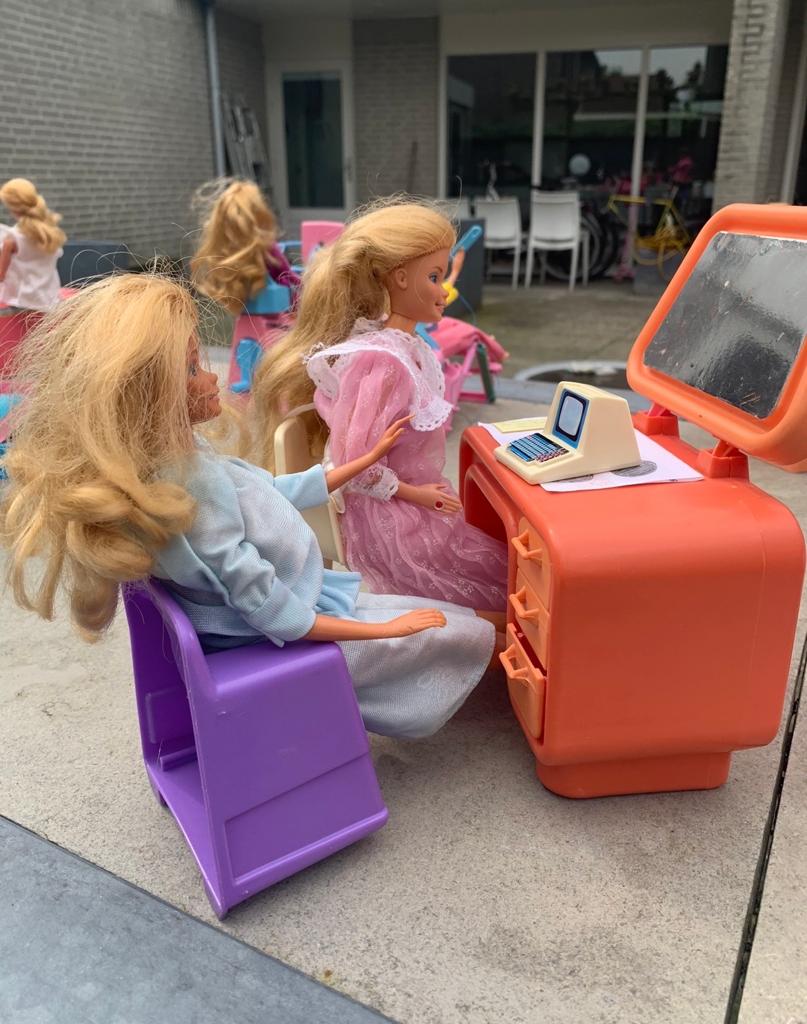 Vintage Barbie poppen met bureau en accessoires, Ophalen of Verzenden, Gebruikt, Barbie