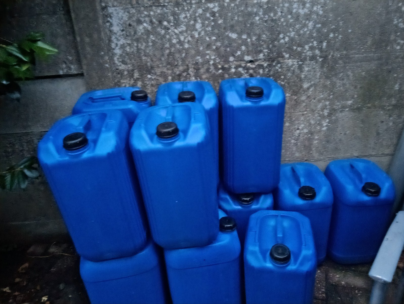 Blauwe Waterkannen - 25 liter, Huis en Inrichting, Ophalen, Kunststof, Gebruikt, Blauw
