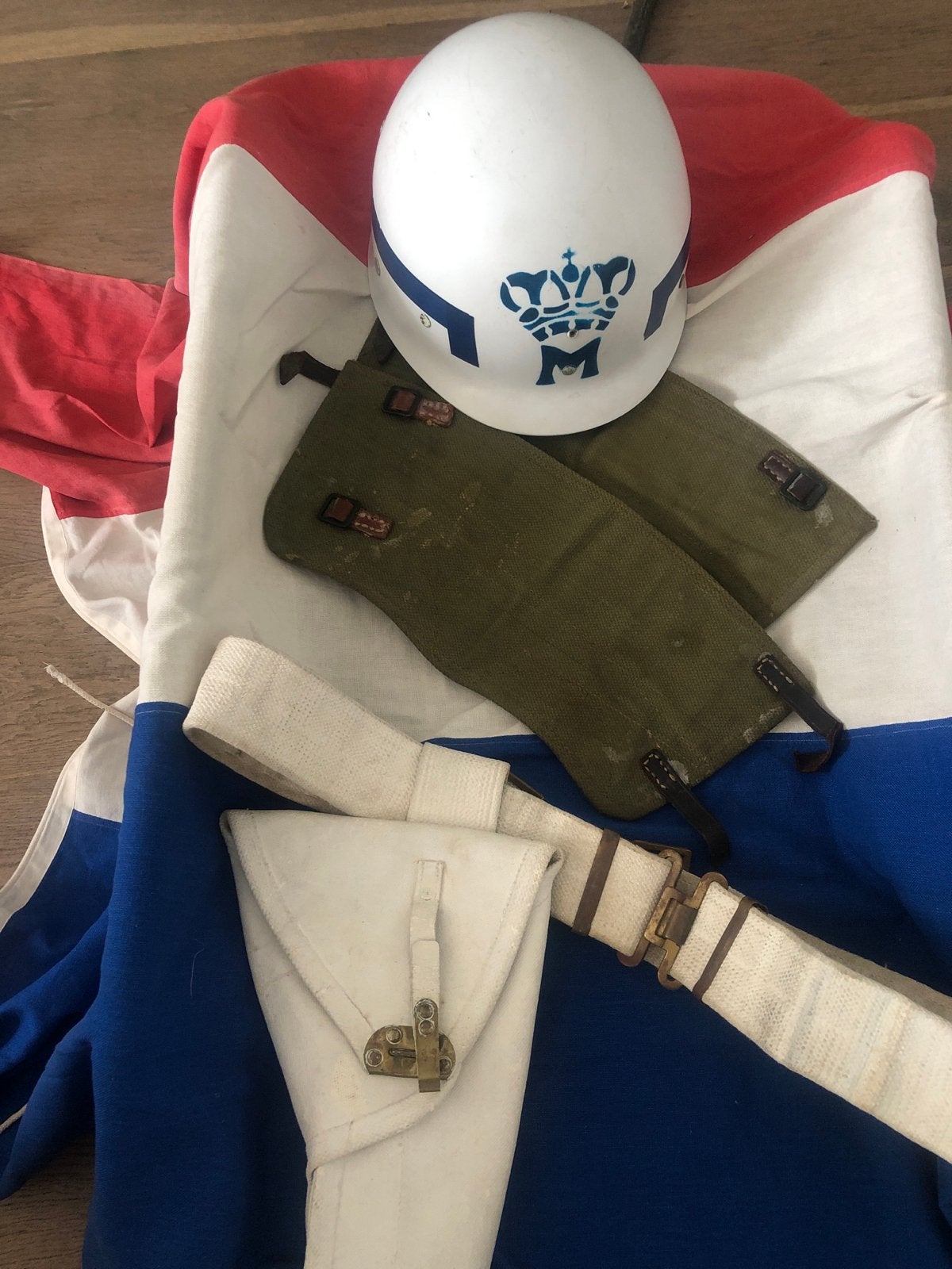 Militaire MP uitrusting: Helm, gaiters, koppelriem, holster, Ophalen of Verzenden, Marechaussee, Nederland, Helm of Baret