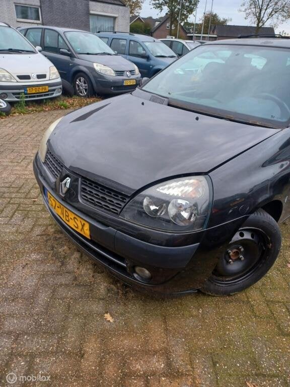 Voorbumper zwart 676 Renault Clio II ('98-'08)  volkel, Auto-onderdelen, Gebruikt, Ophalen of Verzenden, Bumper, Renault