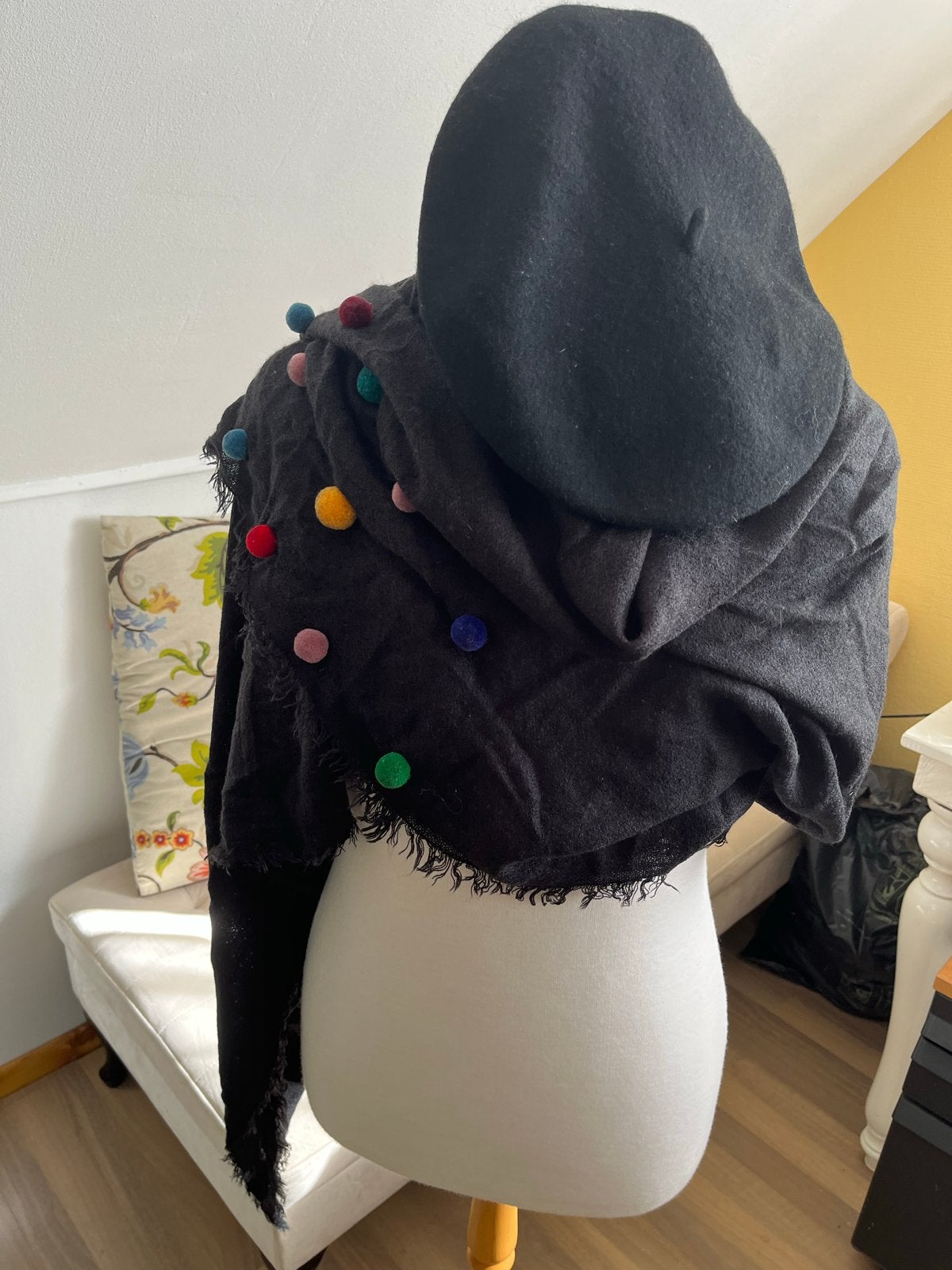 Zwarte sjaal met kleurrijke pompons en bijpassende baret, Ophalen of Verzenden, Zo goed als nieuw, Maat 46/48 (XL) of groter, Sjaal