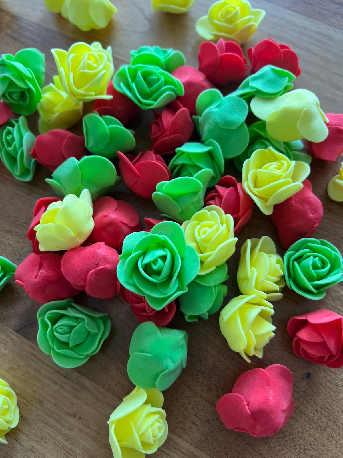 60 Roosjes schuim 3,5cm rood geel groen carnavalskleuren, Ophalen of Verzenden, Nieuw, Overige typen