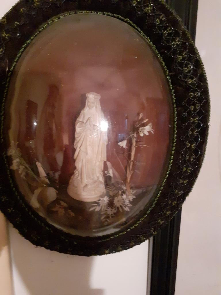 Franse Maria beeldje op sokkel achter bol kunststof fluweel, Antiek en Kunst, Curiosa en Brocante, Ophalen of Verzenden