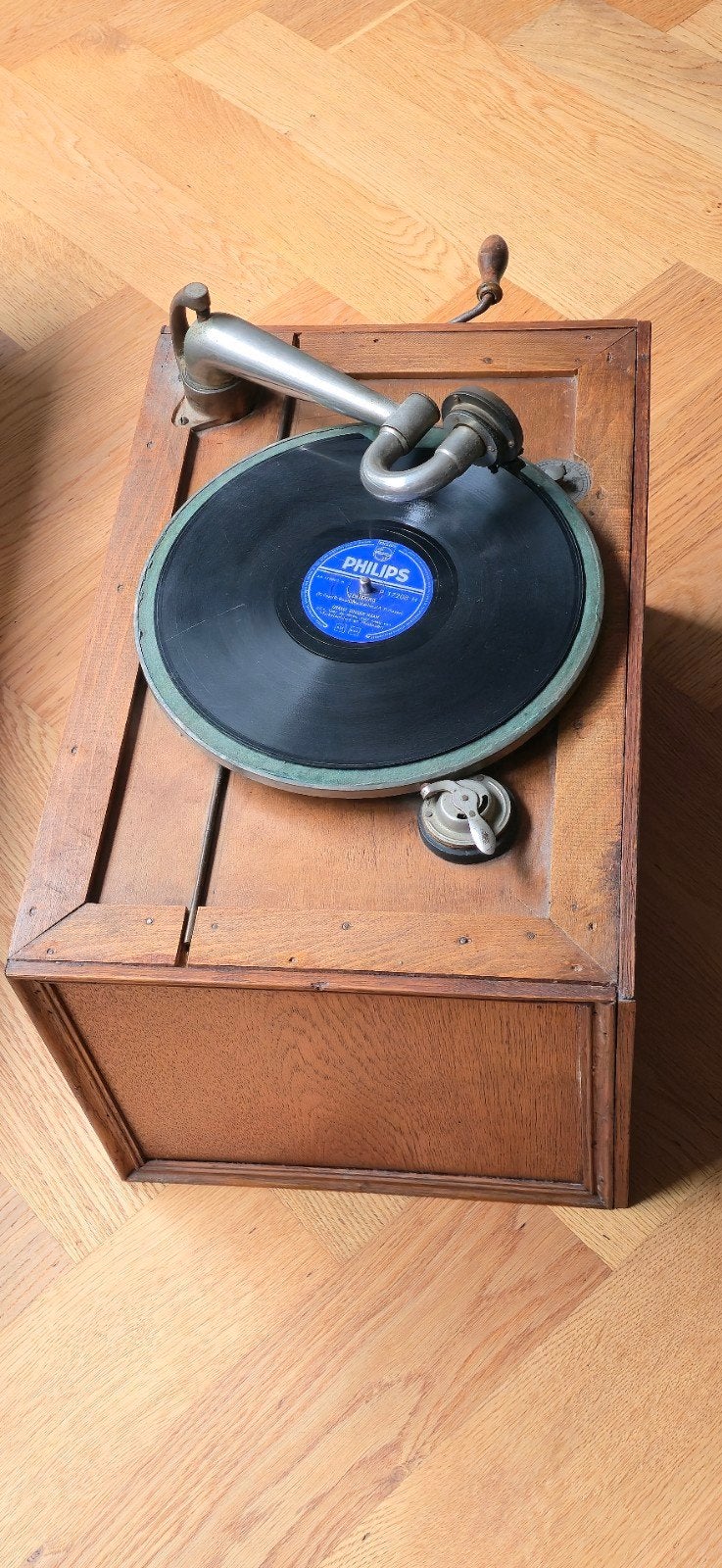 antieke tafelgrammofoon met naalden en platen, Ophalen