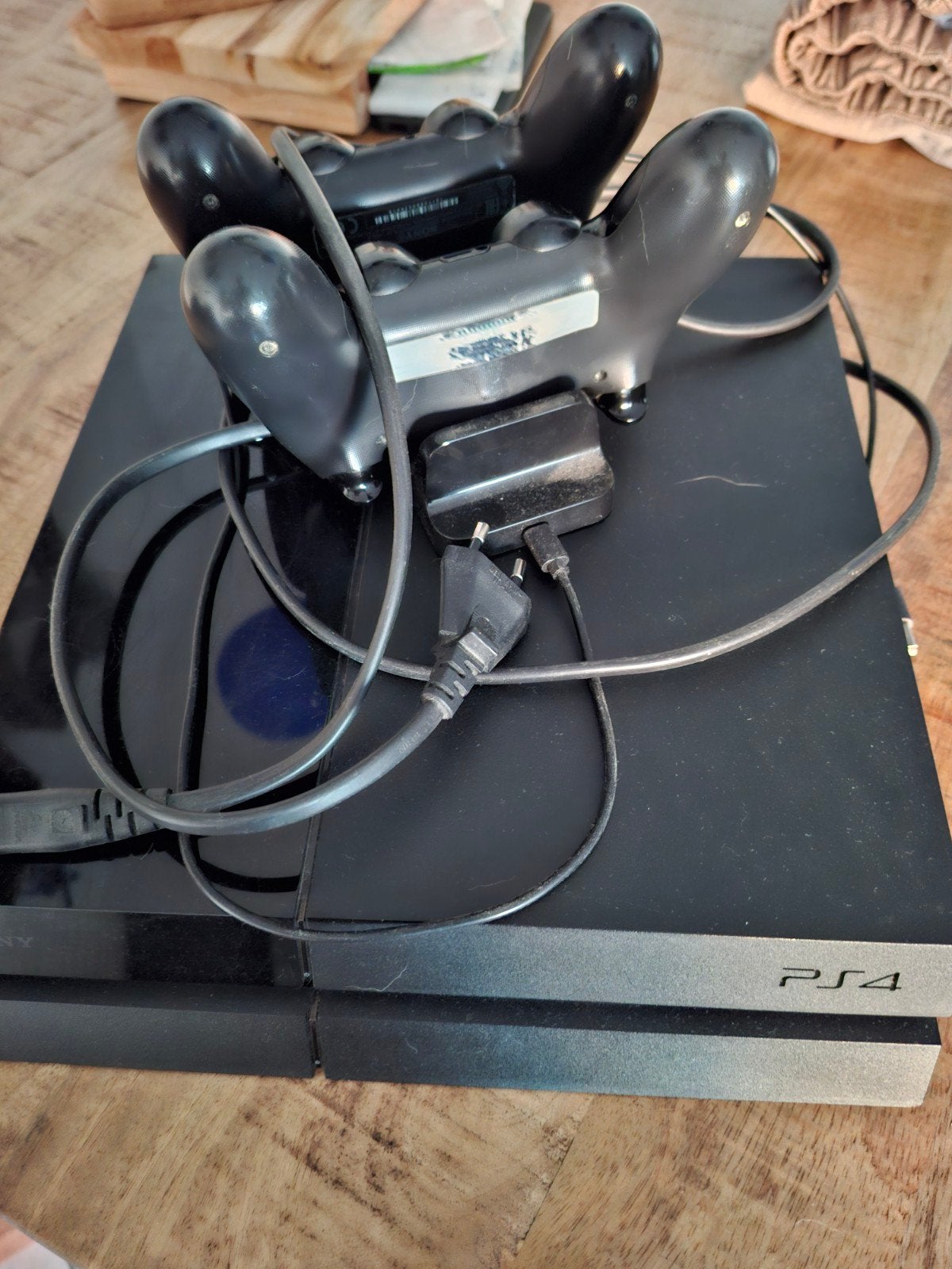 PS4 met 2 controllers en oplaadstation, Spelcomputers en Games, Spelcomputers | Sony PlayStation 4, Ophalen, Gebruikt, Met 2 controllers