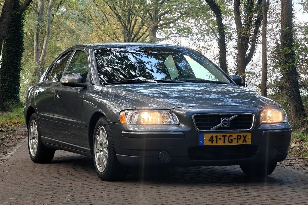 Volvo S60 2.4 AUT Summum origineel NL Youngtimer in topstaat, Auto's, Zwart, S60, 2435 cc, 1600 kg