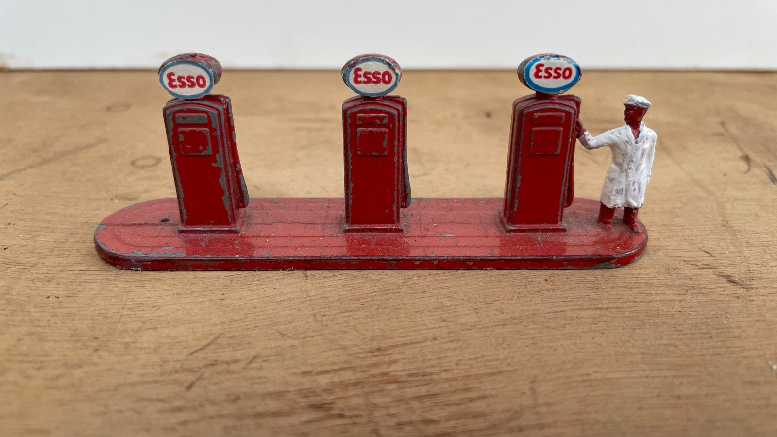 Vintage Lesney Matchbox Esso Benzinepomp met bediende, Ophalen of Verzenden
