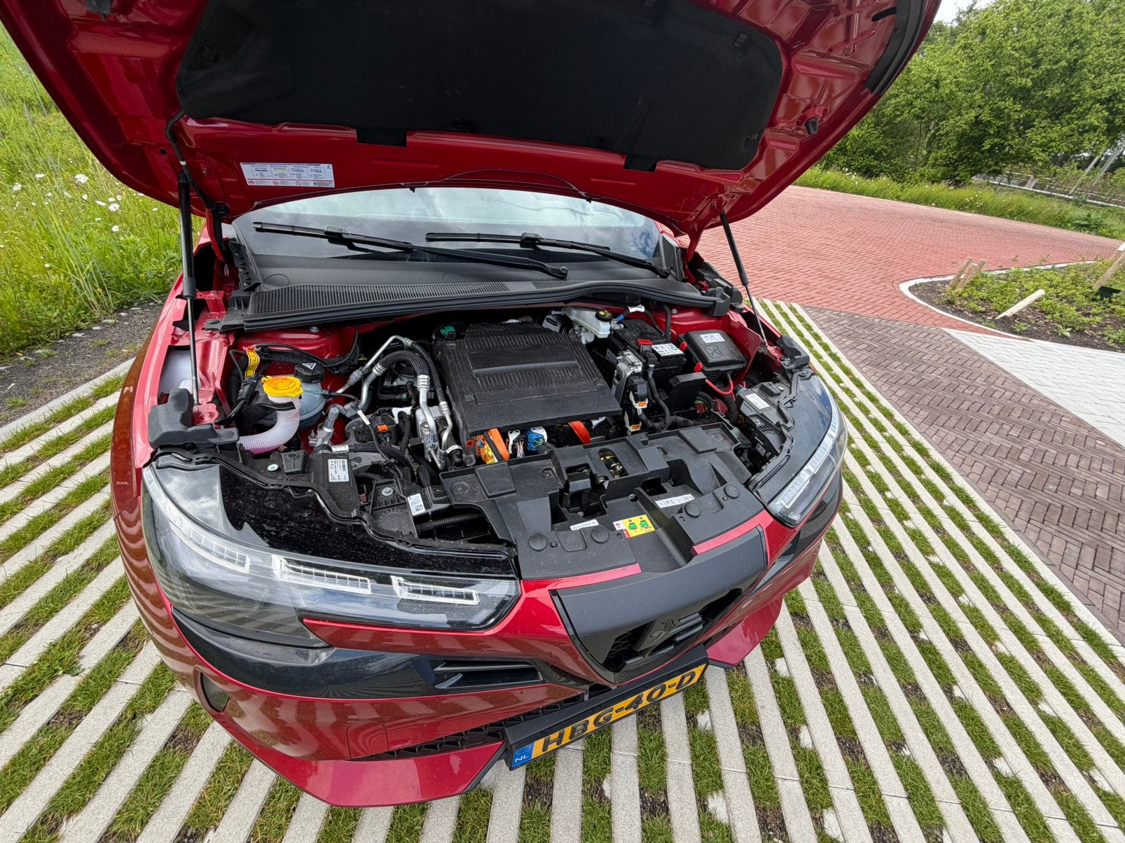 Alfa Romeo Junior 54 kWh 156pk 2025 Rood, Auto's, 1520 kg, Origineel Nederlands, Elektrisch, SUV of Terreinwagen