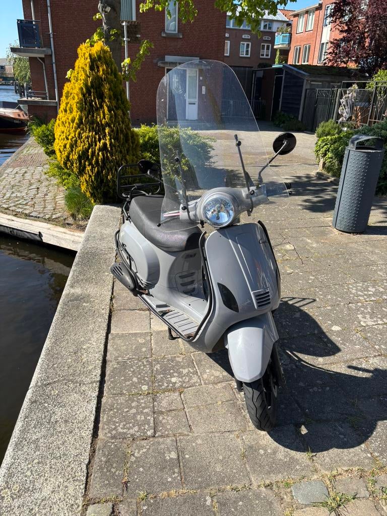 Te koop capri scooter 2018, Fietsen en Brommers, Gebruikt, Benzine, Ophalen, Overige merken
