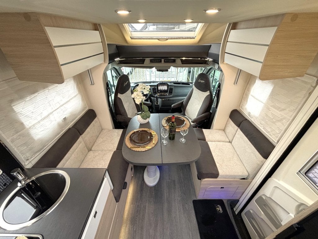 Challenger Graphite VIP 328 AUTOMAAT QUEENSBED HEFBED F2F, Automaat, Ford, 7 tot 8 meter, Bedrijf