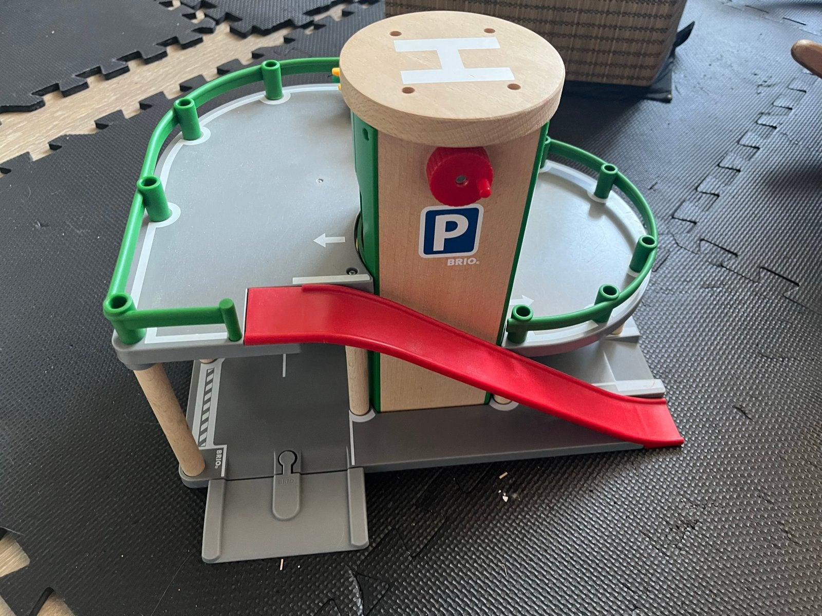 Brio Parkeergarage met Helikopterplatform en Auto's, Kinderen en Baby's, Ophalen of Verzenden, Zo goed als nieuw, Overige typen