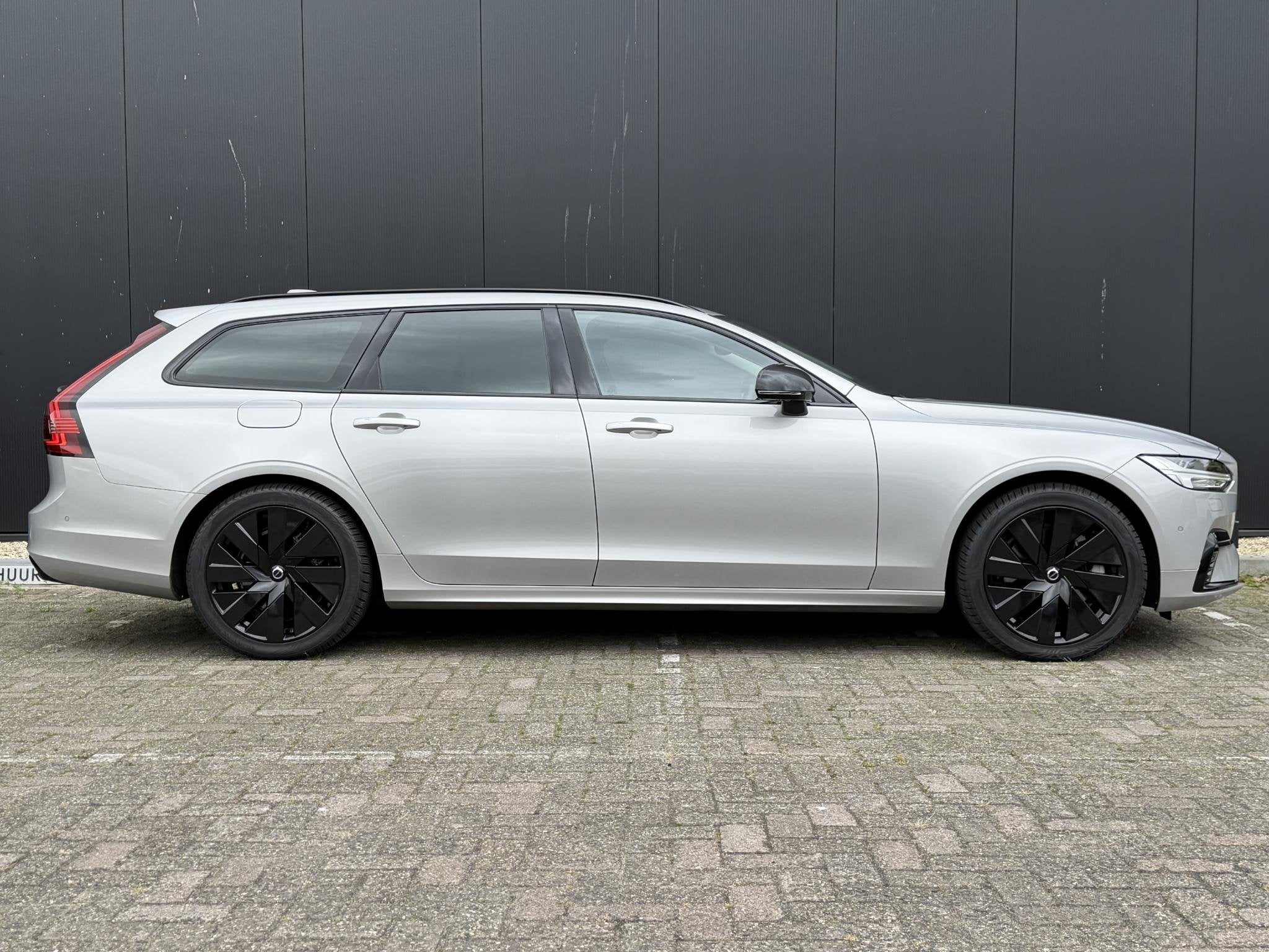 Volvo V90 2.0 T6 Plug-in hybrid AWD Ultra Dark BLACK EDITION, Auto's, Automaat, 4 cilinders, 180 min, Zilver of Grijs