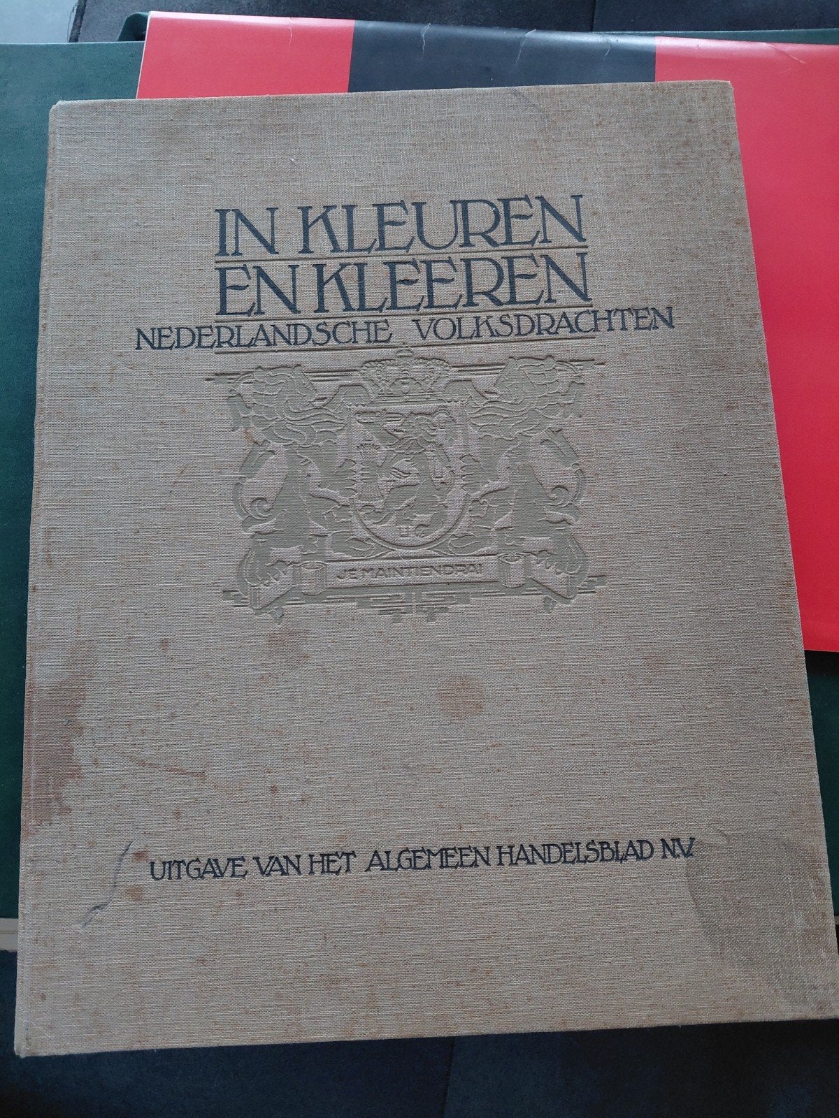Antiek boek: In Kleuren & Kleeren - Ned. Volksdrachten 1931, Boeken, Ophalen of Verzenden