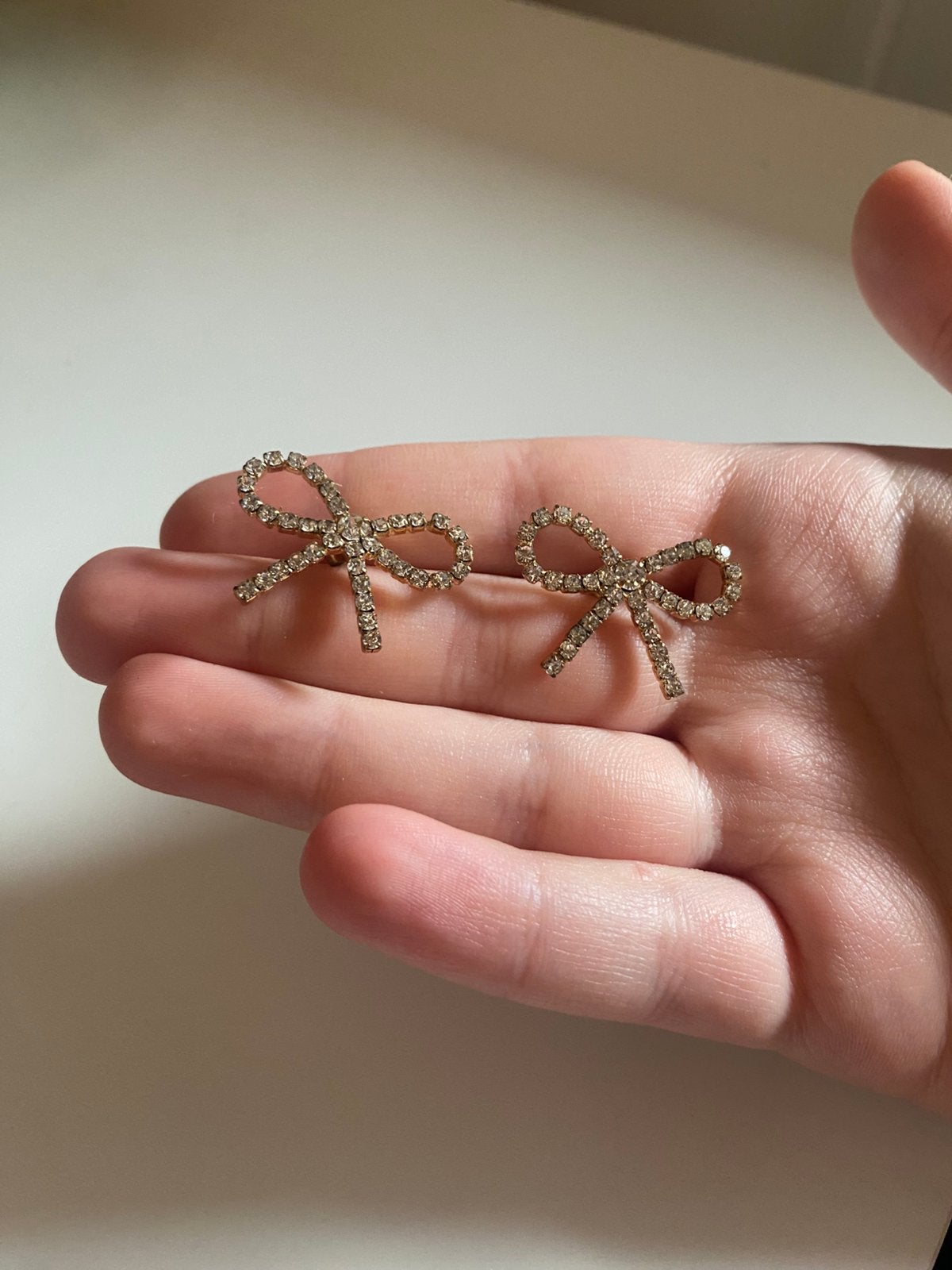 oorbellen met strikje en strass / nieuw // goudkleurig, Sieraden, Tassen en Uiterlijk, Overige materialen, Verzenden, Nieuw, Knopjes of Stekers