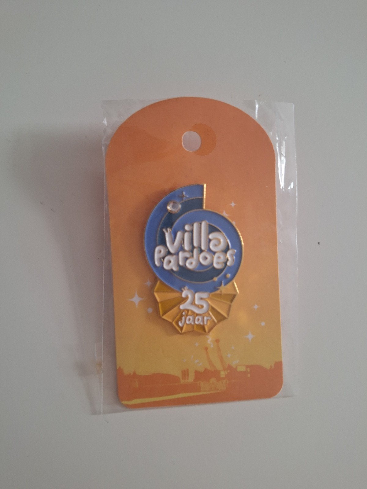 Villa Pardoes 25 jaar pin, Ophalen of Verzenden, Nieuw, Button of Speldje