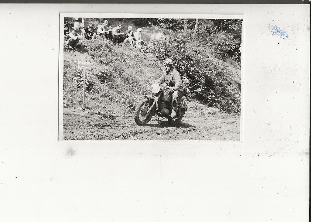 Motorraces Ton Witberg berg op Foto 1956 Nortier & Harmse, Ophalen of Verzenden, 1940 tot 1960, Ongelopen, Limburg