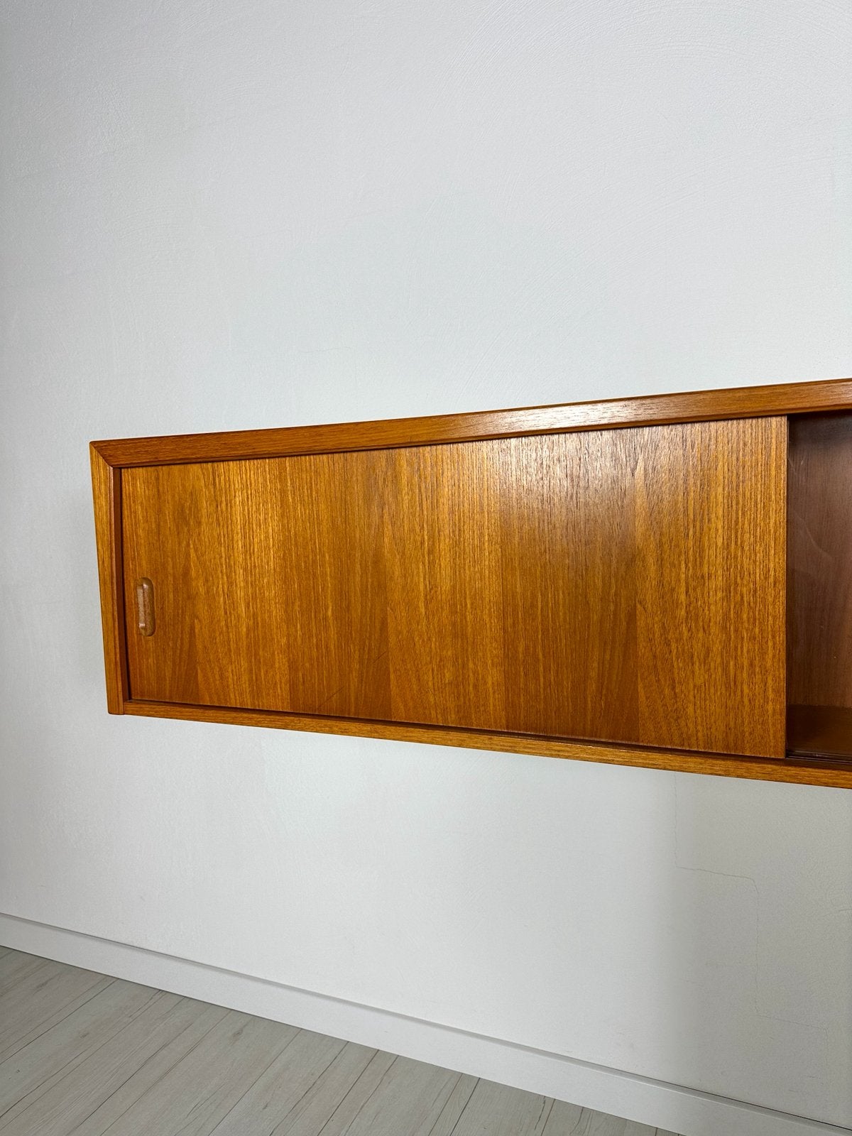 Bartels teak wandmeubel kast vitrinekast vintage mid century, Met deur(en), Teakhout, Ophalen of Verzenden, Zo goed als nieuw