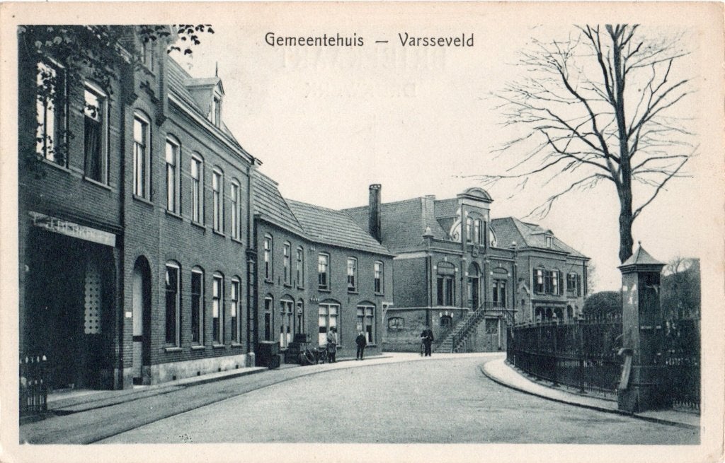 Varsseveld, Dorpsgezicht met Gemeentehuis. 7418, Ophalen of Verzenden, 1920 tot 1940, Ongelopen, Gelderland