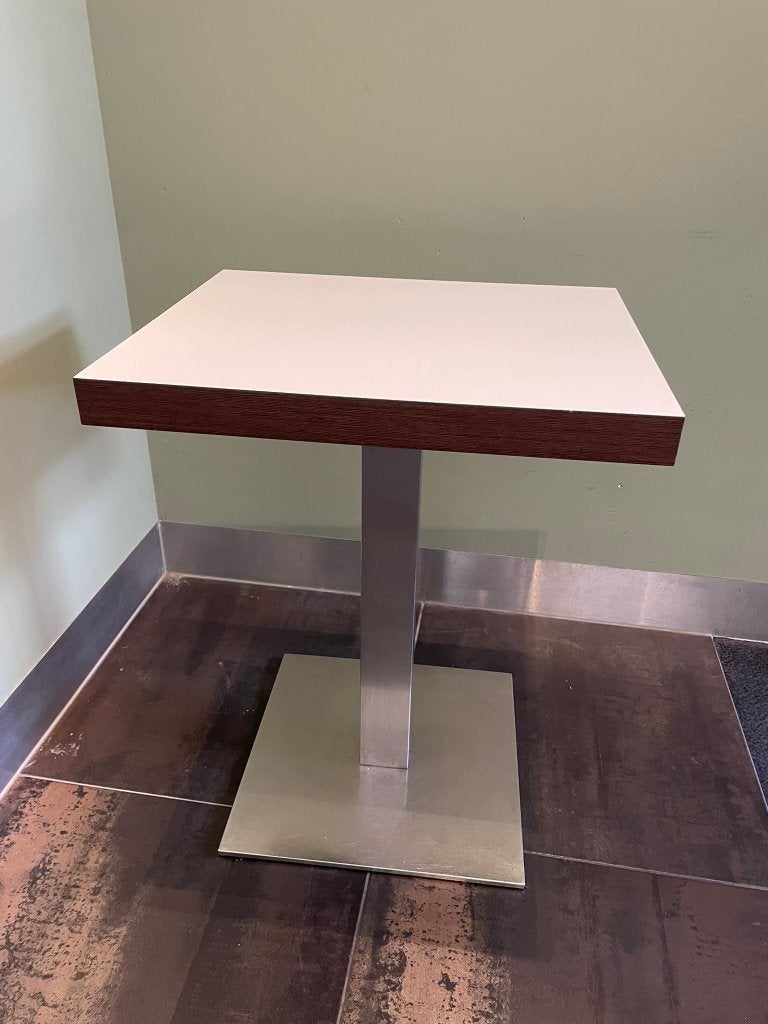 Kleine tafel hoogglans wit met RVS onderstel, Huis en Inrichting, Tafels | Sidetables, Ophalen, Kunststof, Gebruikt, 50 tot 100 cm