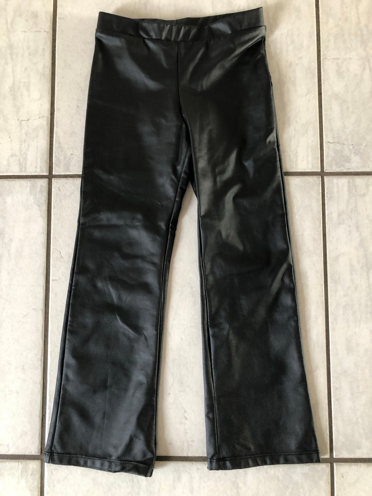 H&M Zwarte Imitatie Leren Broek Maat 110, Ophalen, Zo goed als nieuw, Jongen of Meisje, Broek