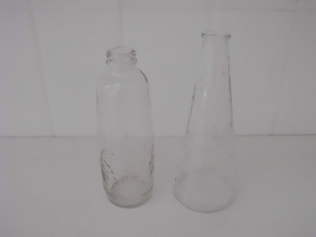 Klein glazen IKEA vaasje met een klassiek spa flesje, keurig, Ophalen