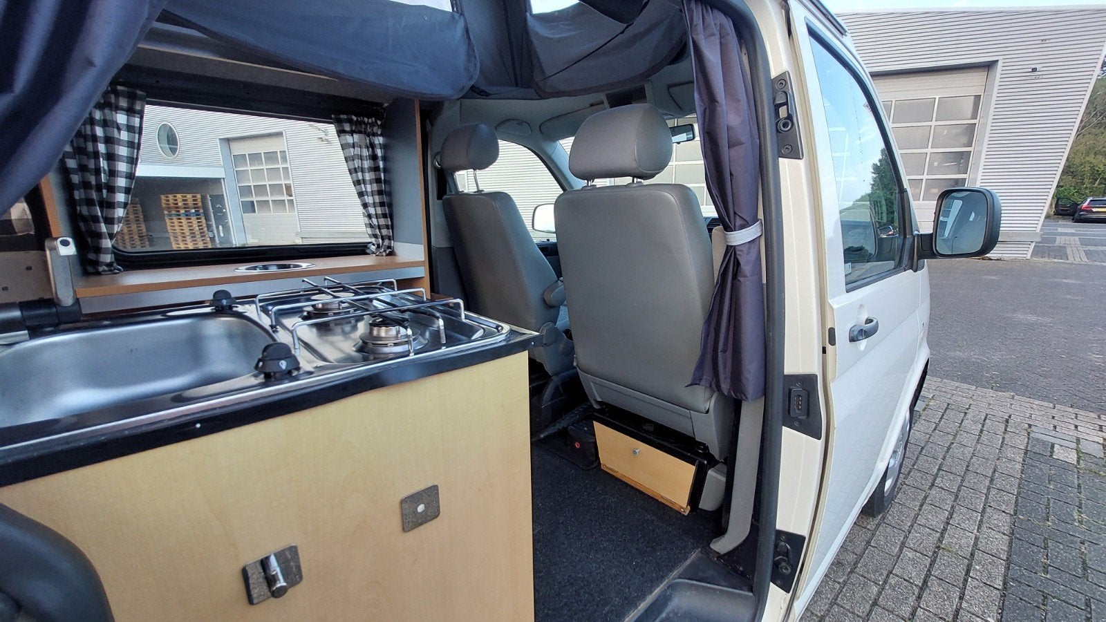 Foto 14 van VW T5 REIMO # 6 ZIT+4 SLAAPPLAATSEN # SLAAPHEFDAK #LENGTEZIT