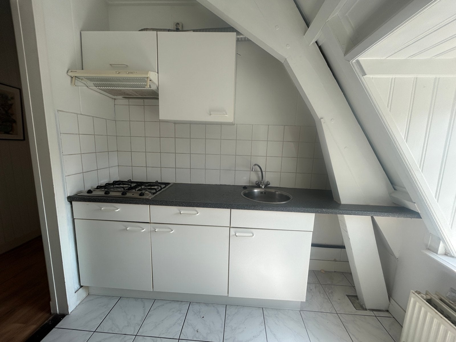 Gratis: Compacte keuken met gasfornuis en spoelbak, Ophalen, Gebruikt, Wit, Enkelwandige keuken