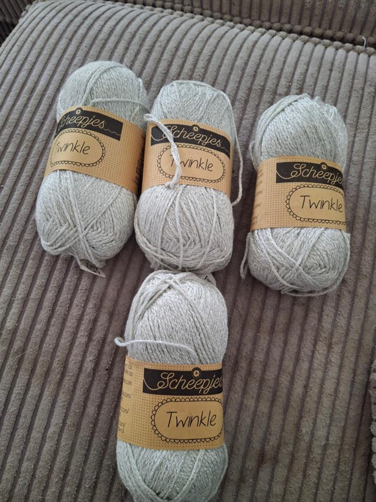 Scheepjes Twinkle garen - Lichtgrijs (4 bollen), Hobby en Vrije tijd, Breien en Haken, Ophalen of Verzenden