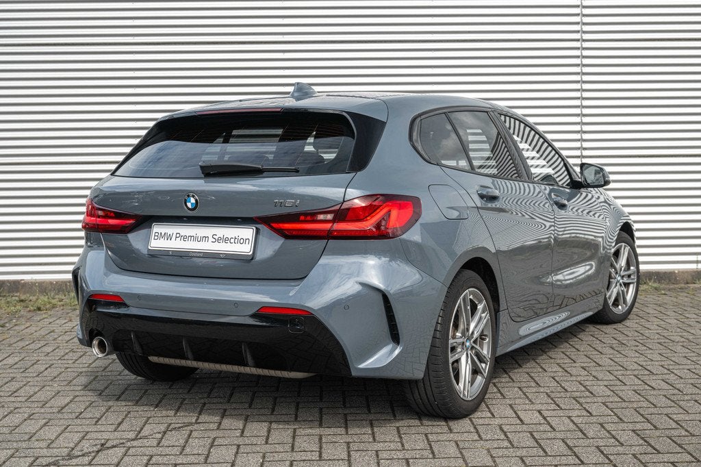 BMW 1 Serie 118i M Sport Automaat / Sportstoelen / Comfort A, Auto's, BMW, 136 pk, Gebruikt, Met garantie (alle), Leder en Stof