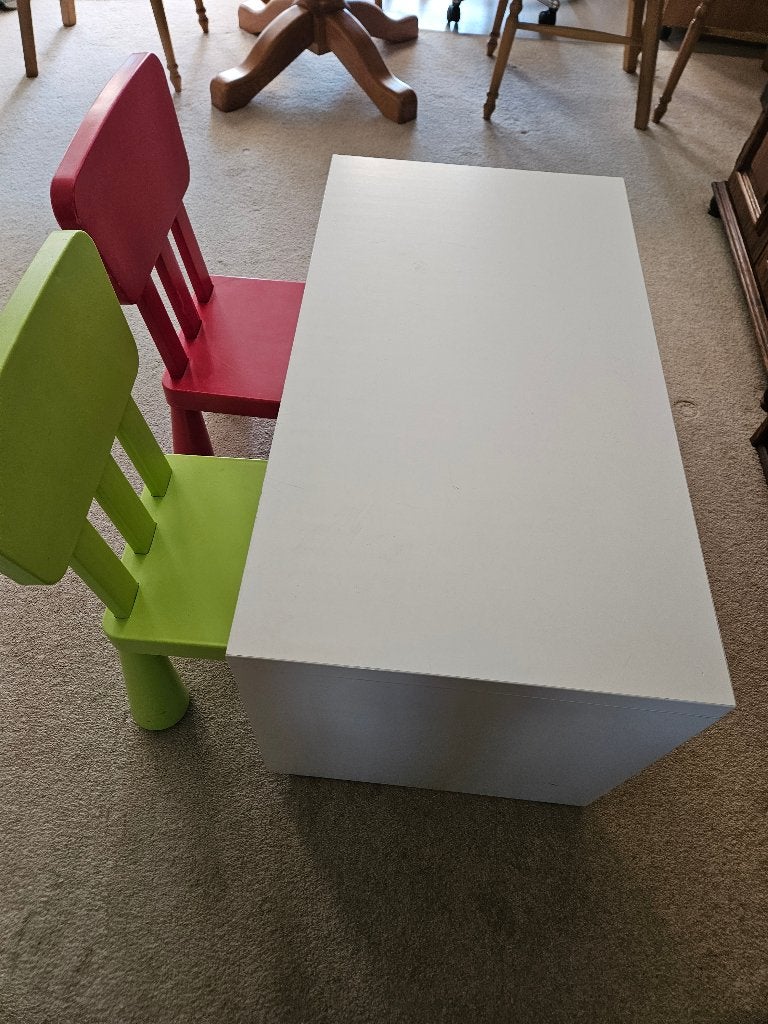 Witte tafel met 1 groen en rood stoeltje, Ophalen, Gebruikt, Meegroeistoel