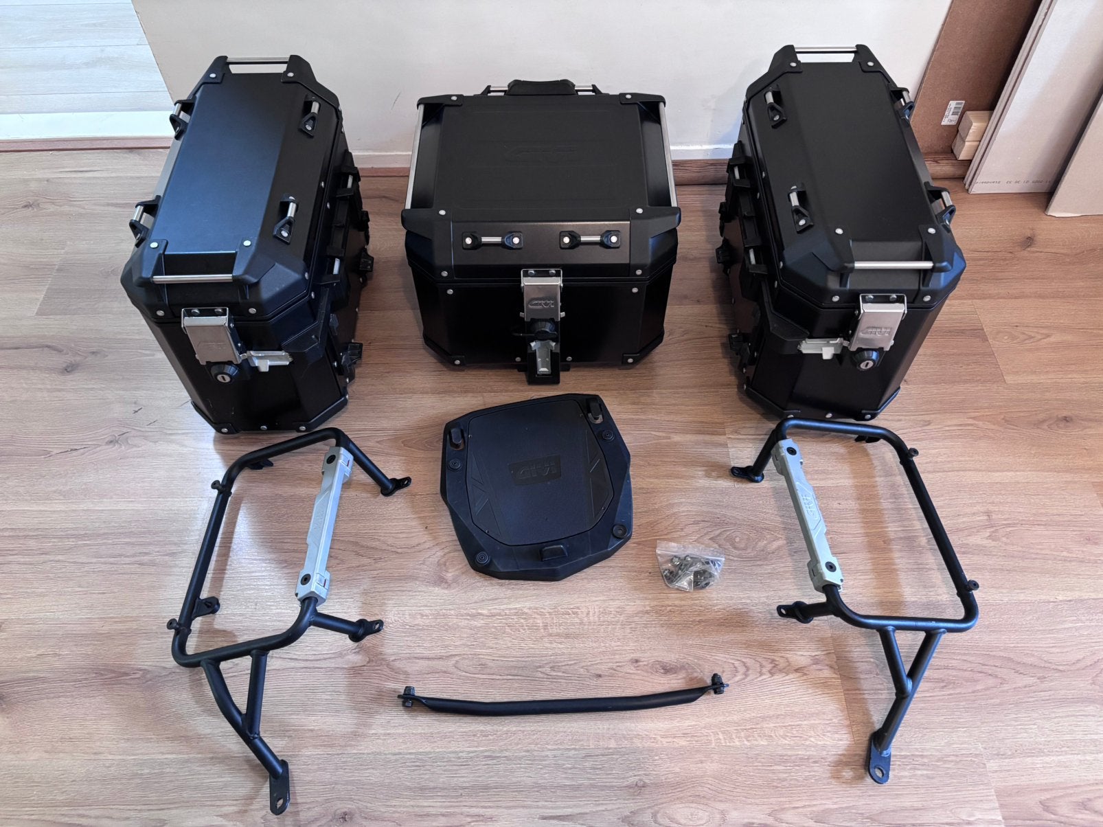 Givi trekker outback motorkofferset + grondplaat & beugelset, Ophalen, Zo goed als nieuw