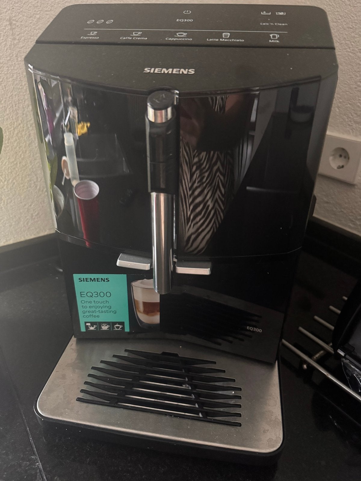 Siemens EQ300 volautomatische espressomachine, Afneembaar waterreservoir, Espresso apparaat, Zo goed als nieuw, 4 tot 10 kopjes
