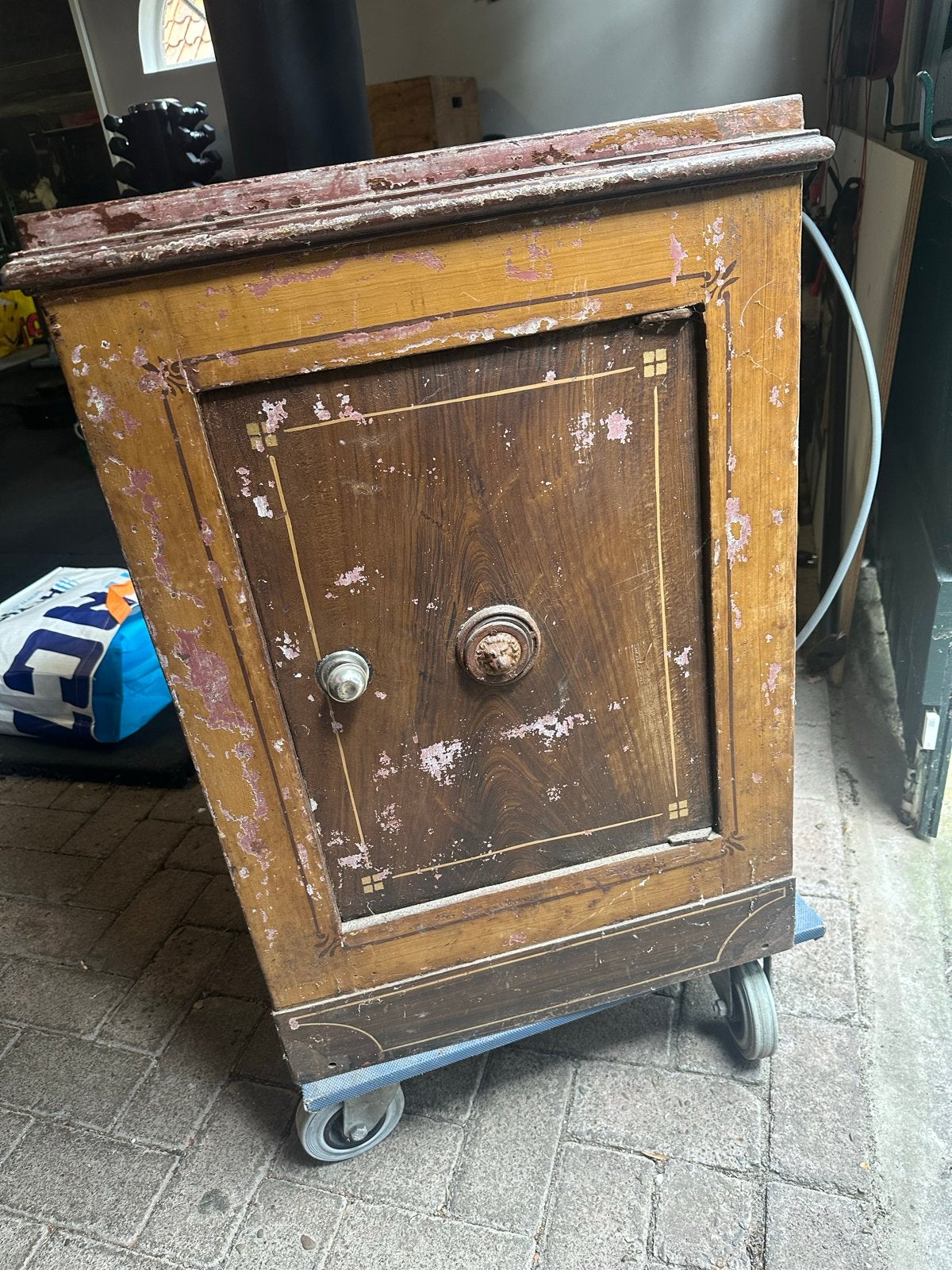 Antieke houten kluis met leeuwenkop detail, Huis en Inrichting, Ophalen, Gebruikt, Brandkast