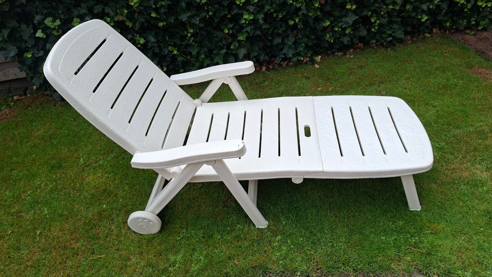 Nette ligbed. opvouwbaar., Tuin en Terras, Ophalen, Zo goed als nieuw, Kunststof, Verrijdbaar