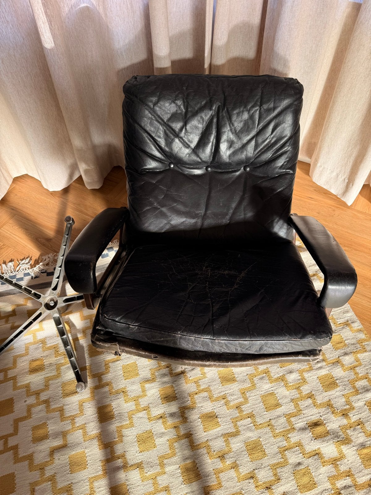Strässle King Chair -losse poot en met beschadigingen, Ophalen, Gebruikt, Zwart, Leer