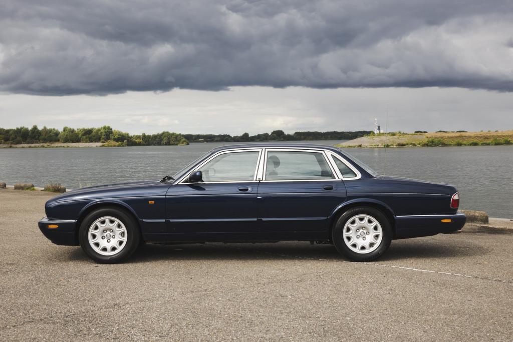 Jaguar Sovereign 3.2 V8 (bj 1999, automaat), Auto's, Oldtimers, Automaat, Achterwielaandrijving, Blauw, Bedrijf