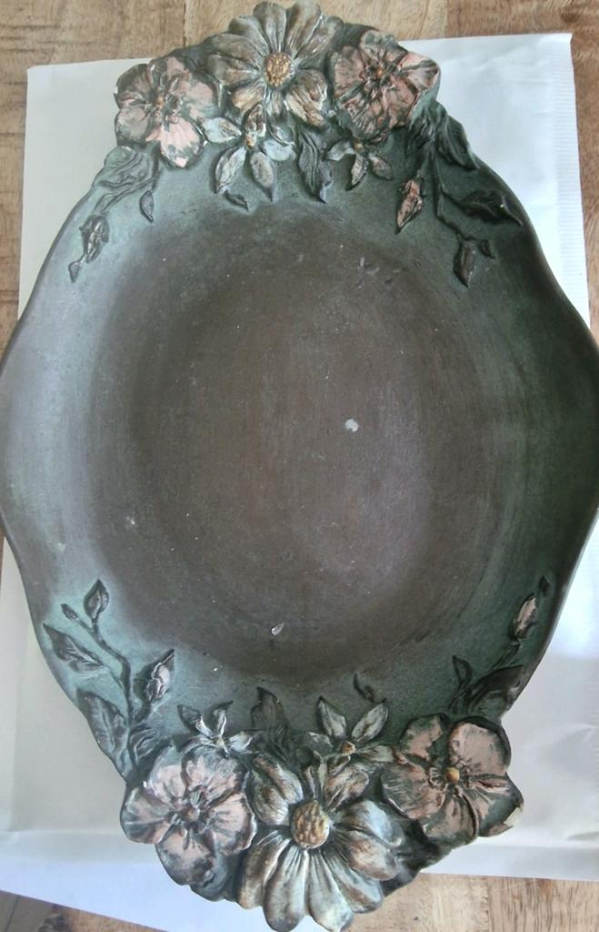 Decoratieve Italiaanse schaal met bloemenreliëf, Made in Ita, Ophalen of Verzenden