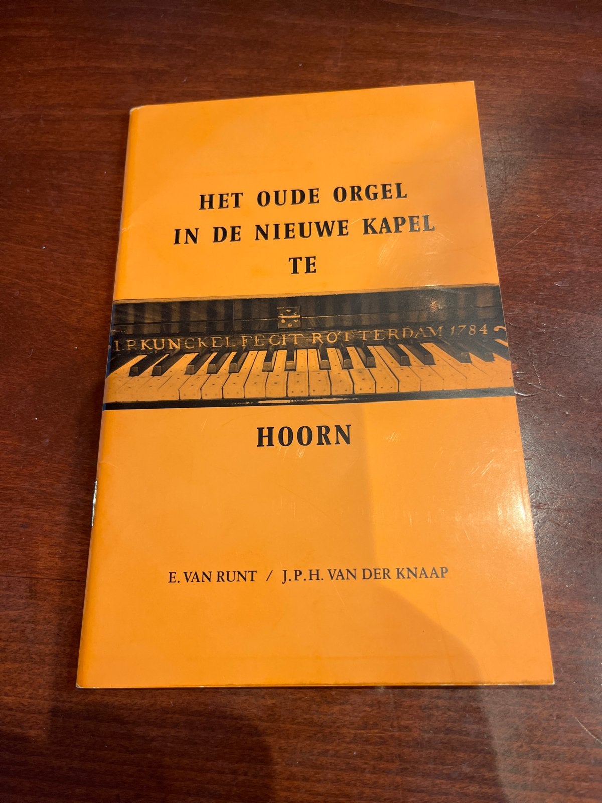 Het Oude Orgel in de Nieuwe Kapel te Hoorn - Gesigneerd, Ophalen of Verzenden, Zo goed als nieuw