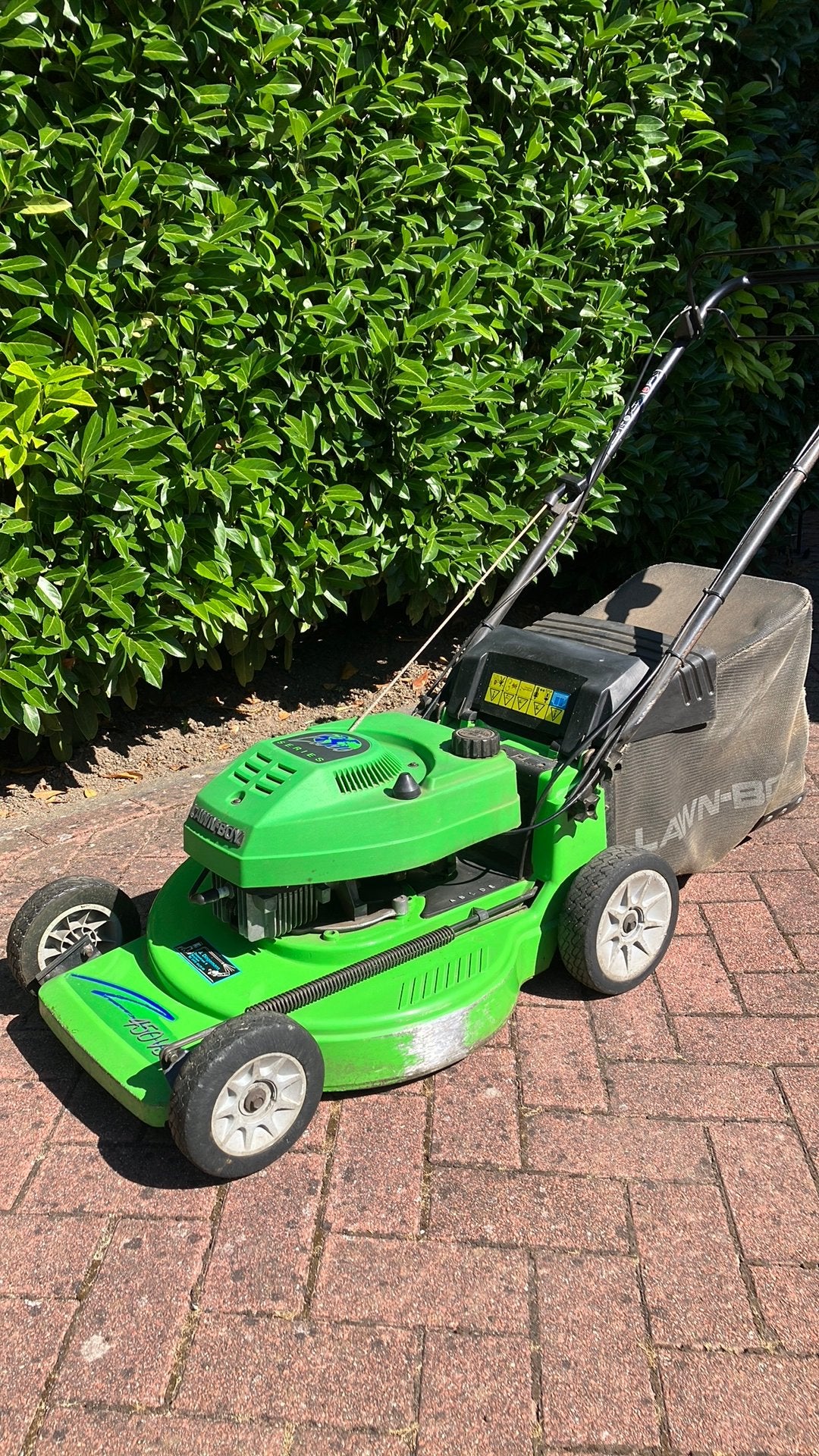 Motormaaier 2 takt merk Lawn-Boy. Onderstel met aandrijving., Ophalen, Cirkelmaaier, Gebruikt, 40 t/m 49 cm