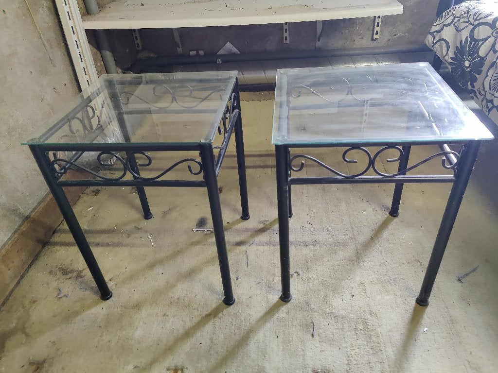 2 nachtkastje zwart met glazen plaat. Van Ikea (M86), Ophalen, Gebruikt, Metaal of Aluminium, Minder dan 45 cm