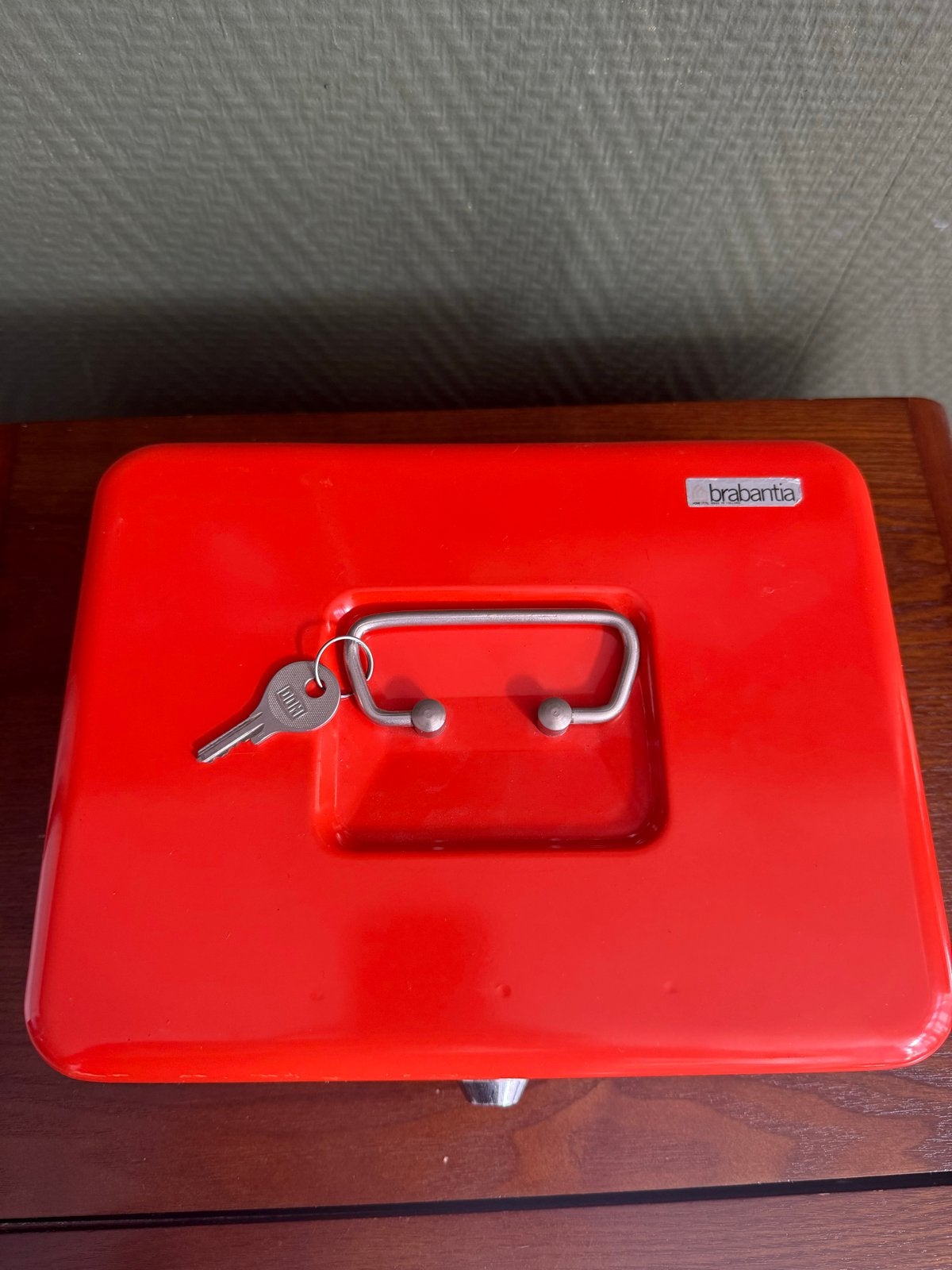 Brabantia kistje - Rood metalen opbergkistje met sleutel, Minder dan 50 cm, Gebruikt, Ophalen of Verzenden, Metaal