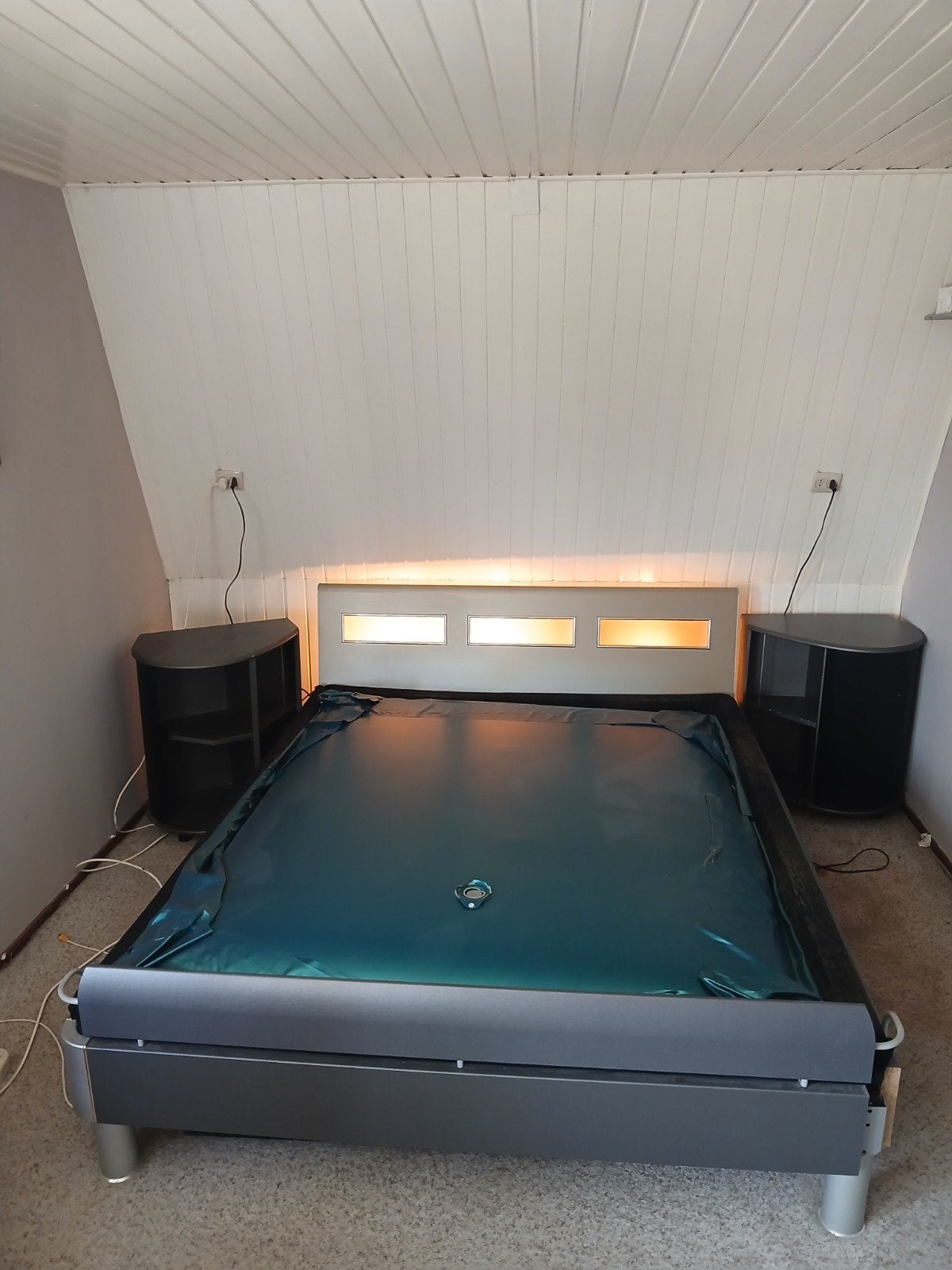 Waterbed met verwarming en verlicht hoofdbord en nachtkastje, Huis en Inrichting, Slaapkamer | Waterbedden, Solo-systeem, Gebruikt