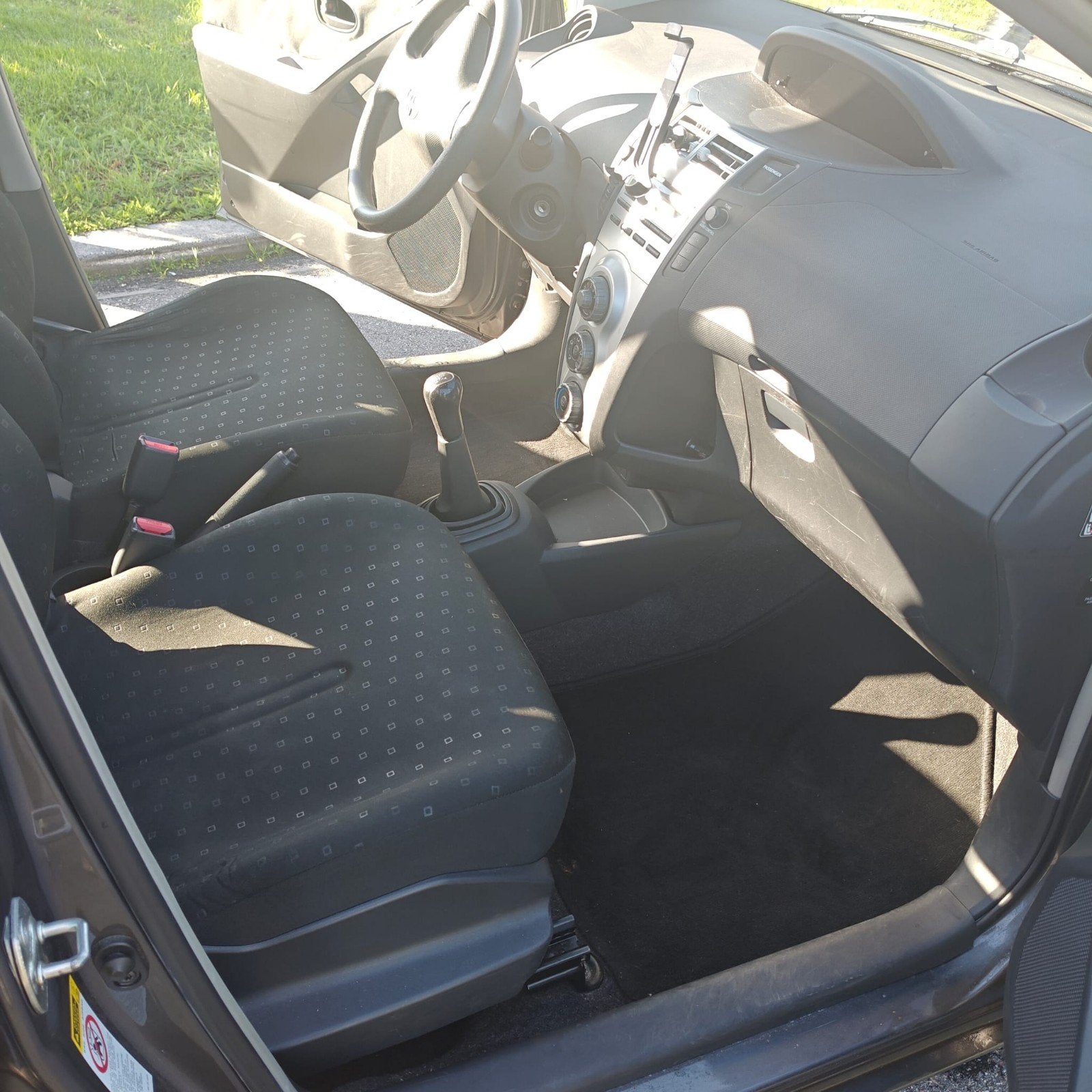 Foto 7 van Toyota Yaris 1.3 16V Vvt-i 5DR 2009 Grijs