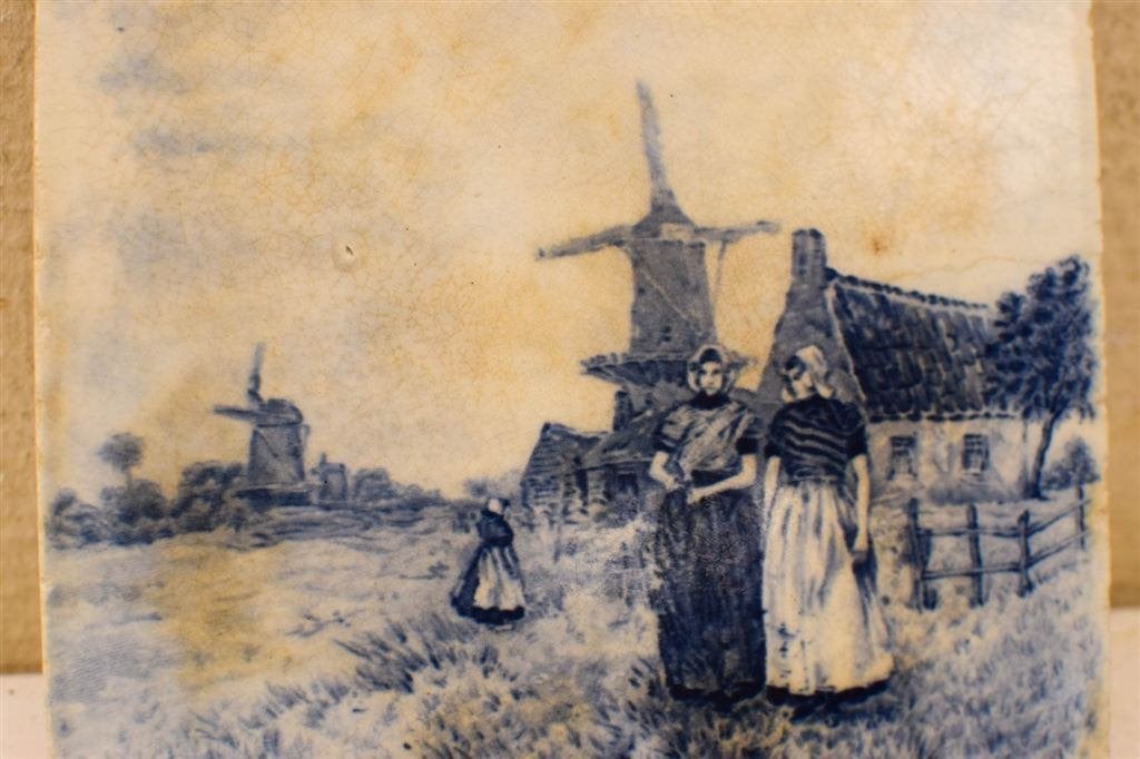 Wandtegel met prent van 2 dames in klederdracht bij een mole, Ophalen of Verzenden, Gebruikt