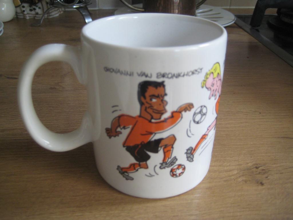 beker/mok met 4 ned. elftal spelers cartoon dick bruynesteyn, Ophalen of Verzenden, Zo goed als nieuw, Overige binnenlandse clubs
