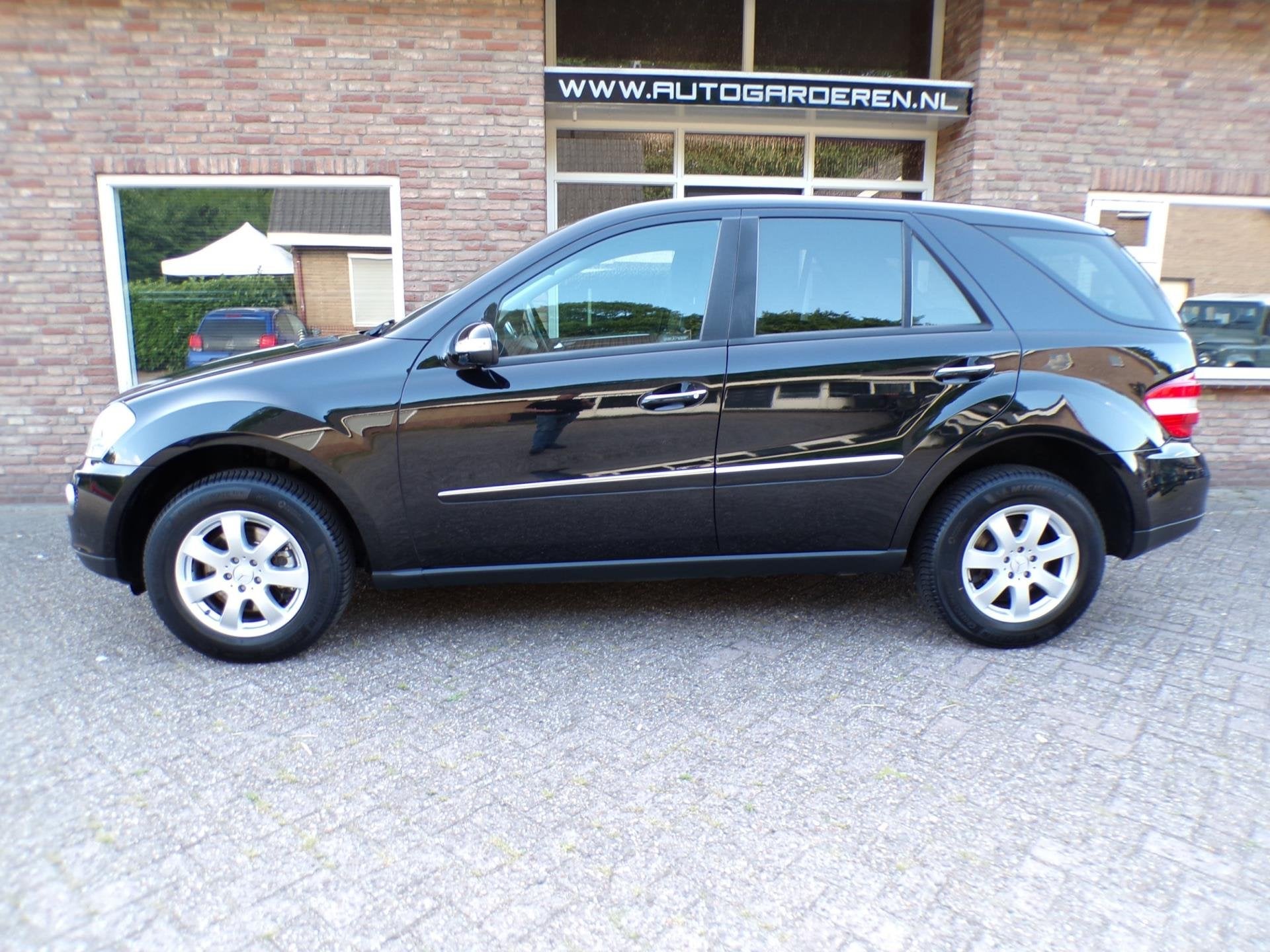 Mercedes-Benz M-klasse 350 Automaat / Leder / Nl auto, Auto's, Automaat, Dealer onderhouden, Gebruikt, Zwart