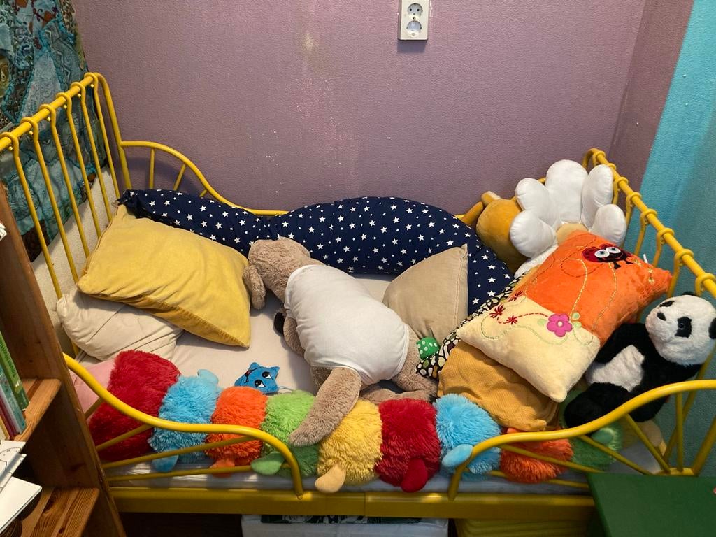 IKEA Minnen meegroeibed geel z.g.a.n. incl. matras, Kinderen en Baby's, Kinderkamer | Bedden, 70 tot 85 cm, Ophalen of Verzenden