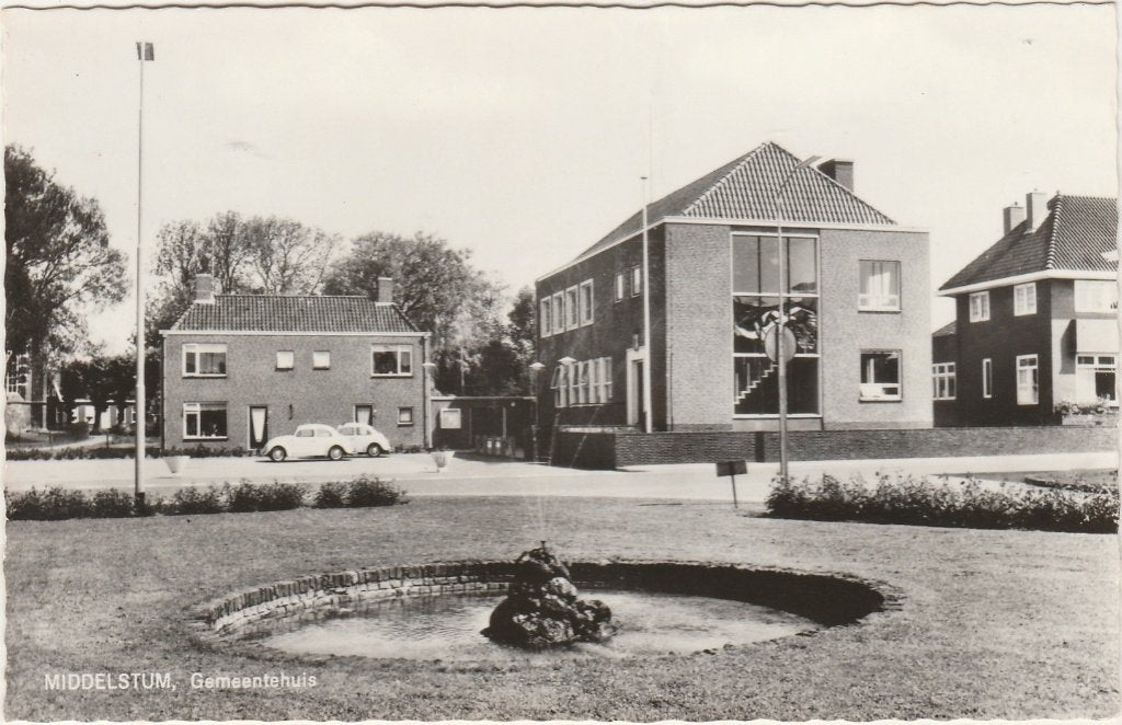 MIDDELSTUM Gemeentehuis met VW Kevers, Verzenden, 1960 tot 1980, Gelopen, Groningen